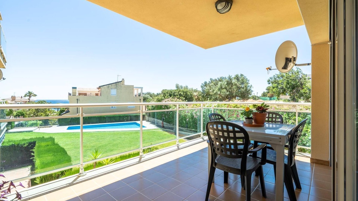 Costa Dorada Apartment | Apartment with terrace and pool 100m beach
