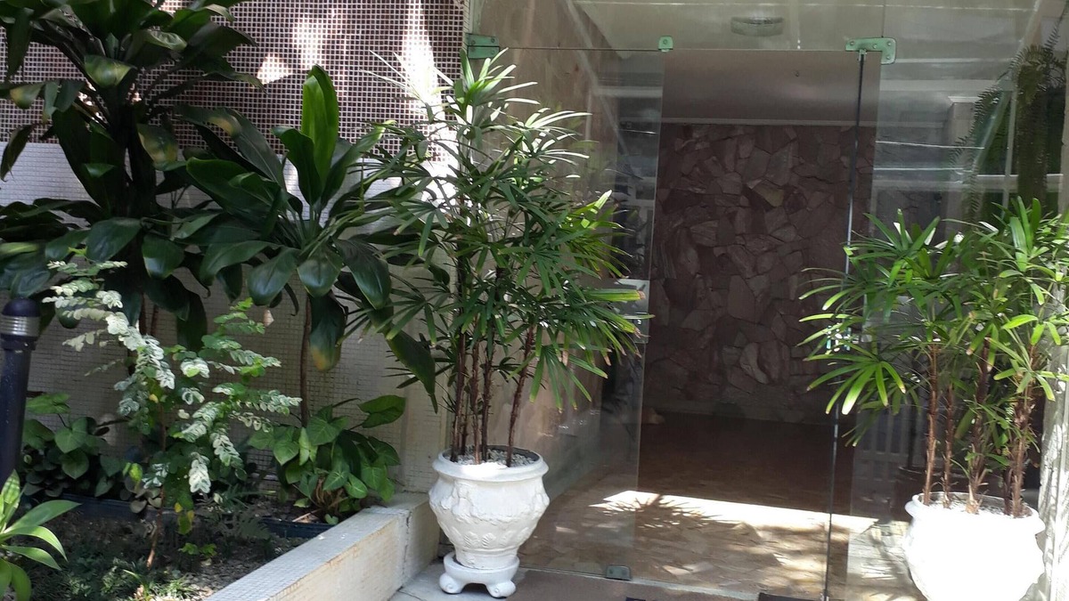 Jardim Sao Miguel Apartment | Apartment with 2 bedrooms + 1 optional/2 parking spaces/air conditioning/5 blocks from Enseada beach