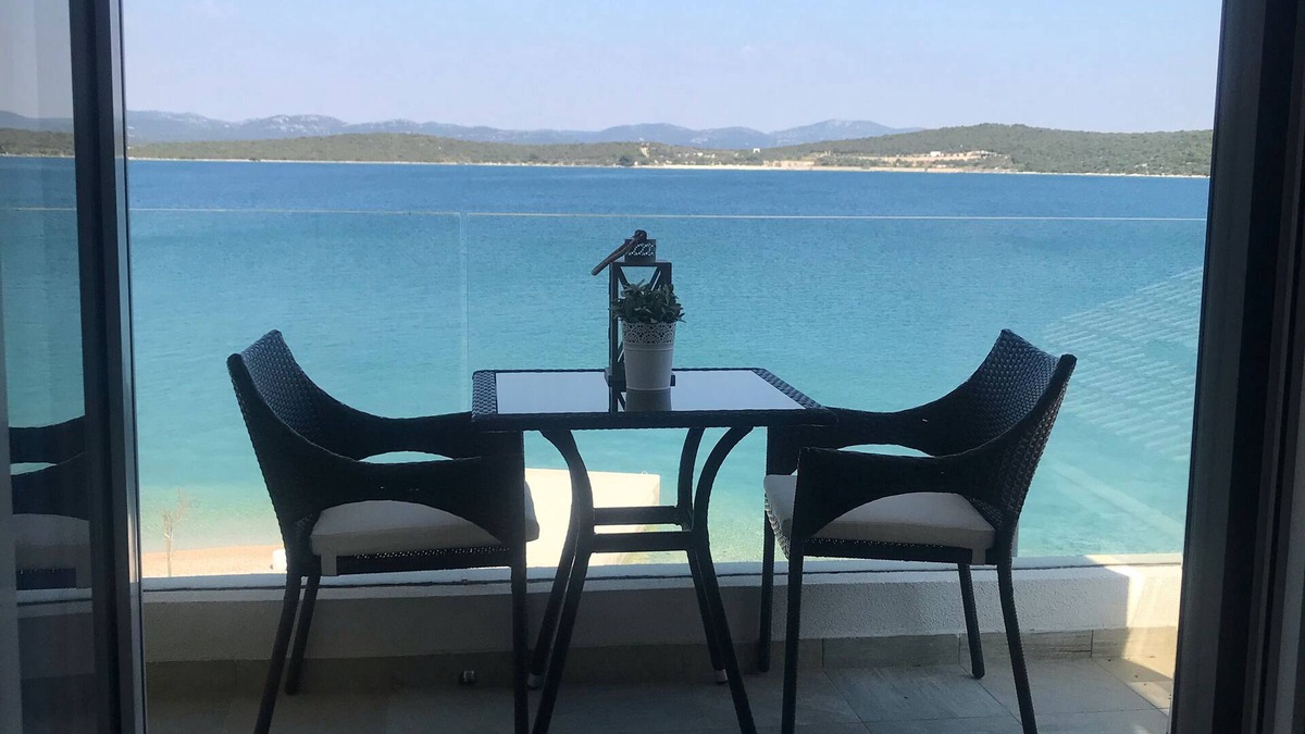 Susica Apartment | Apartment with a beautiful lake view - right on the sea -