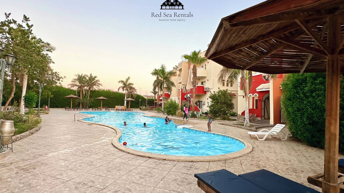 Al Mamsha El Seyahi Apartment | Apartment with a big swimming pool and balcony