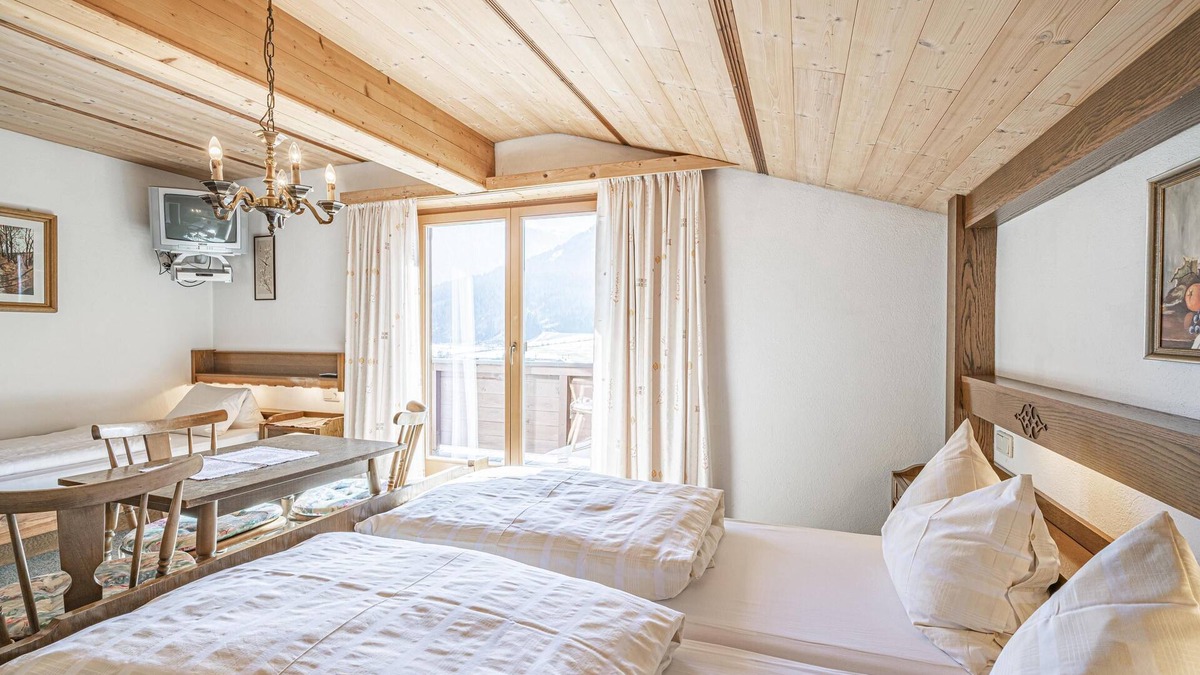 Moosen Apartment | Apartment with ski storage room and balcony