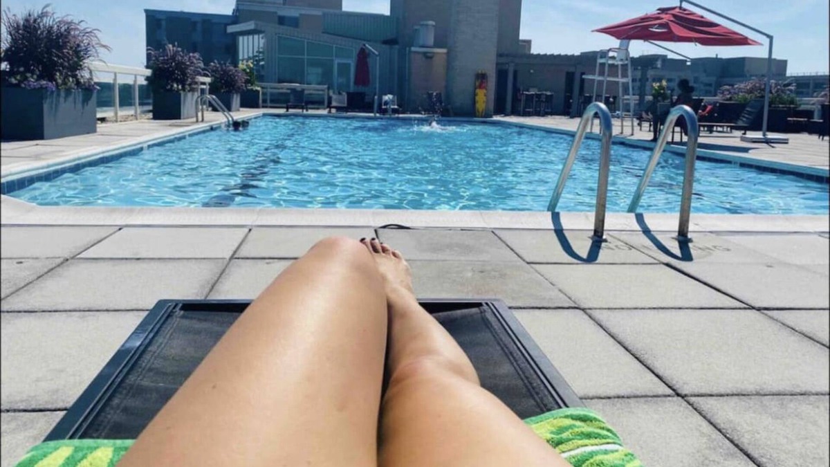 Somerset Apartment | Apartment with balcony and rooftop summer pool!