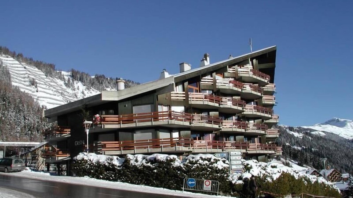 Anzere Apartment | Apartment with entrance corridor, 1 bedroom with 1 double bed, which is separated from the living by
