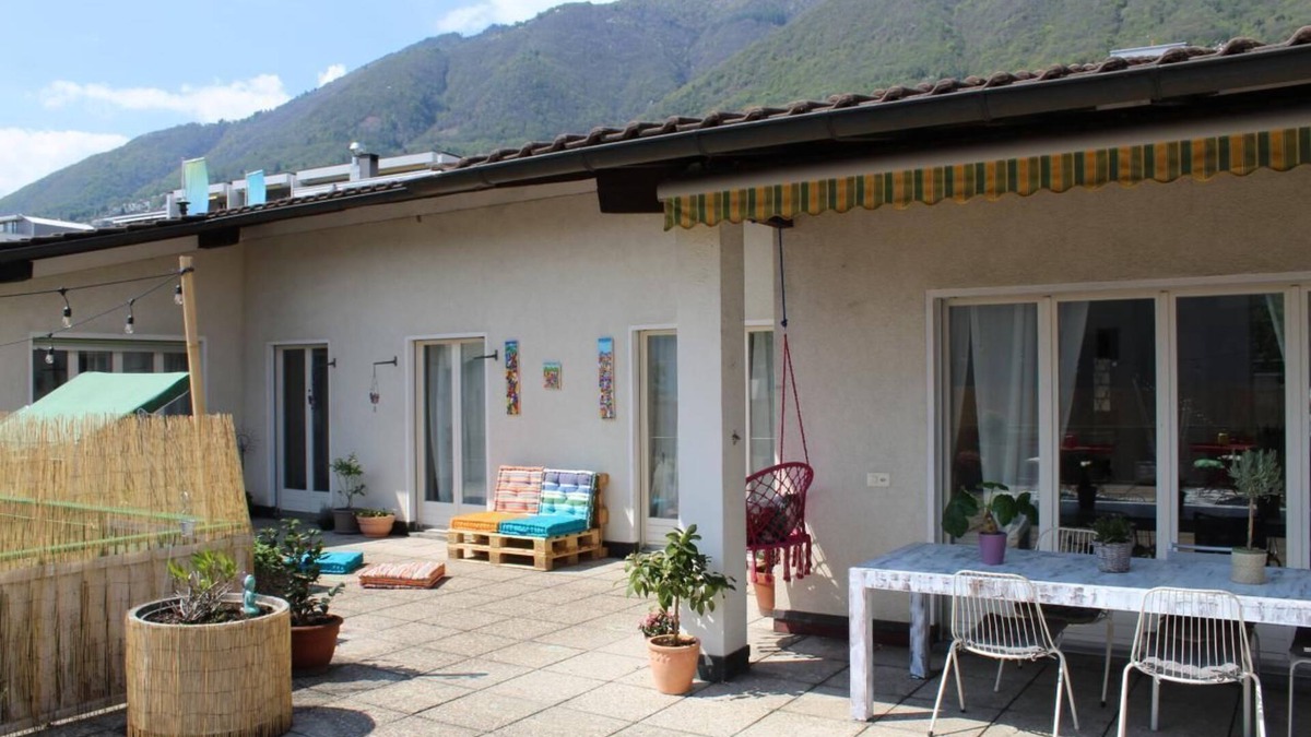 Minusio Apartment | Apartment with flowered terrace, close to the lake