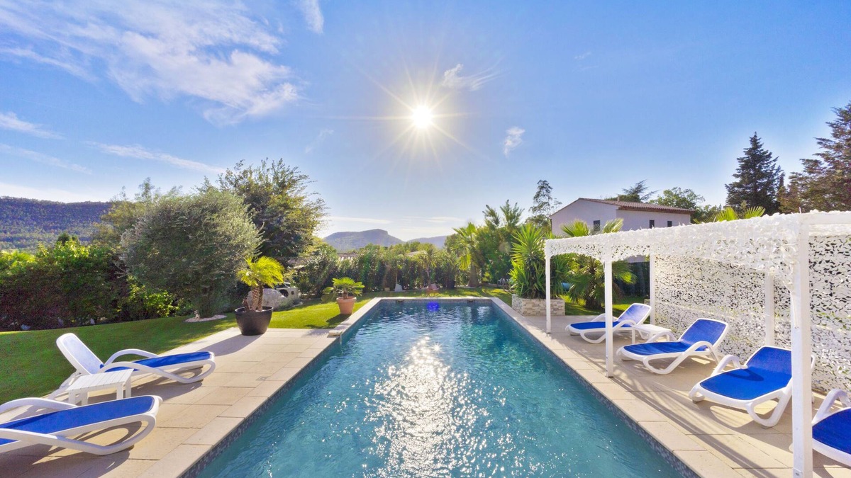 Bagnols-en-Foret Apartment | Apartment with pool on the Cote Azur