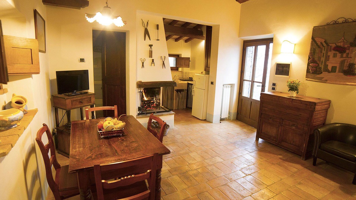 Radicofani Apartment | Apartment with garden in old farmhouse with swimming pool