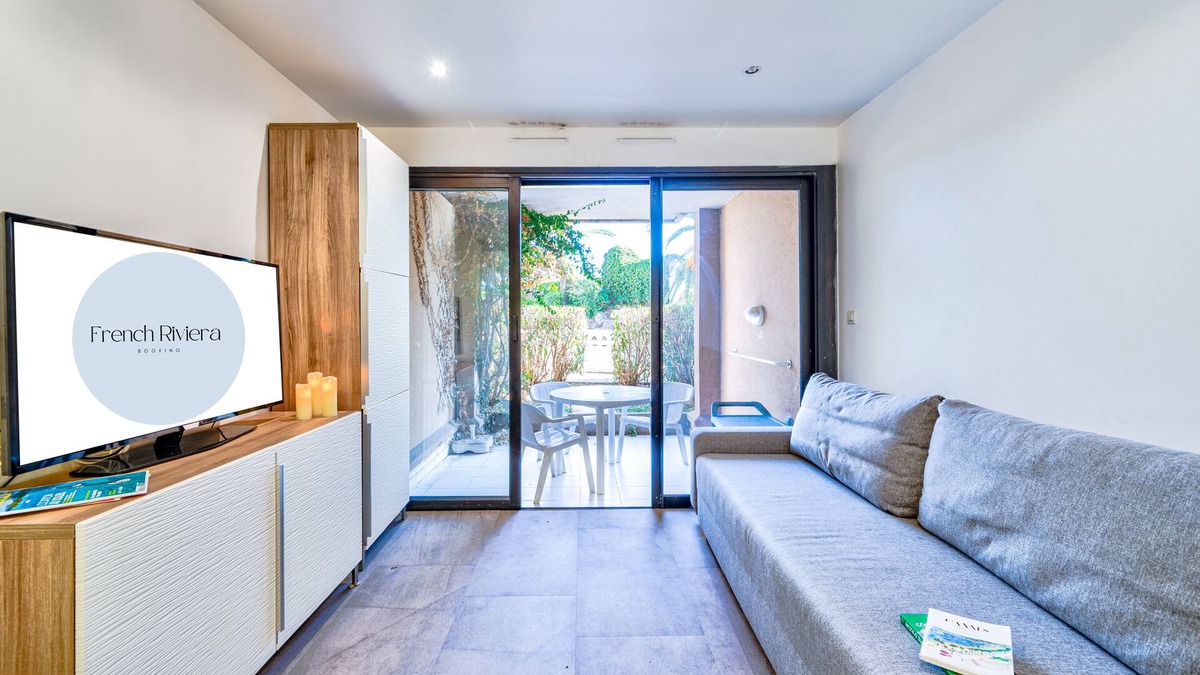 Cannes La Bocca Apartment | Apartment with garden and pool view!