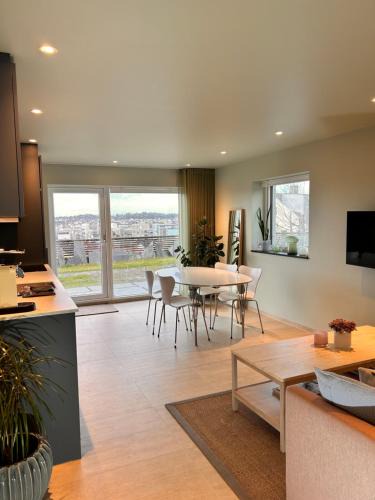 Haugesund Apartment | Apartment with garden and sea view