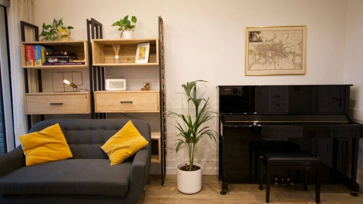 Evelyn Apartment | Apartment with desk and parking