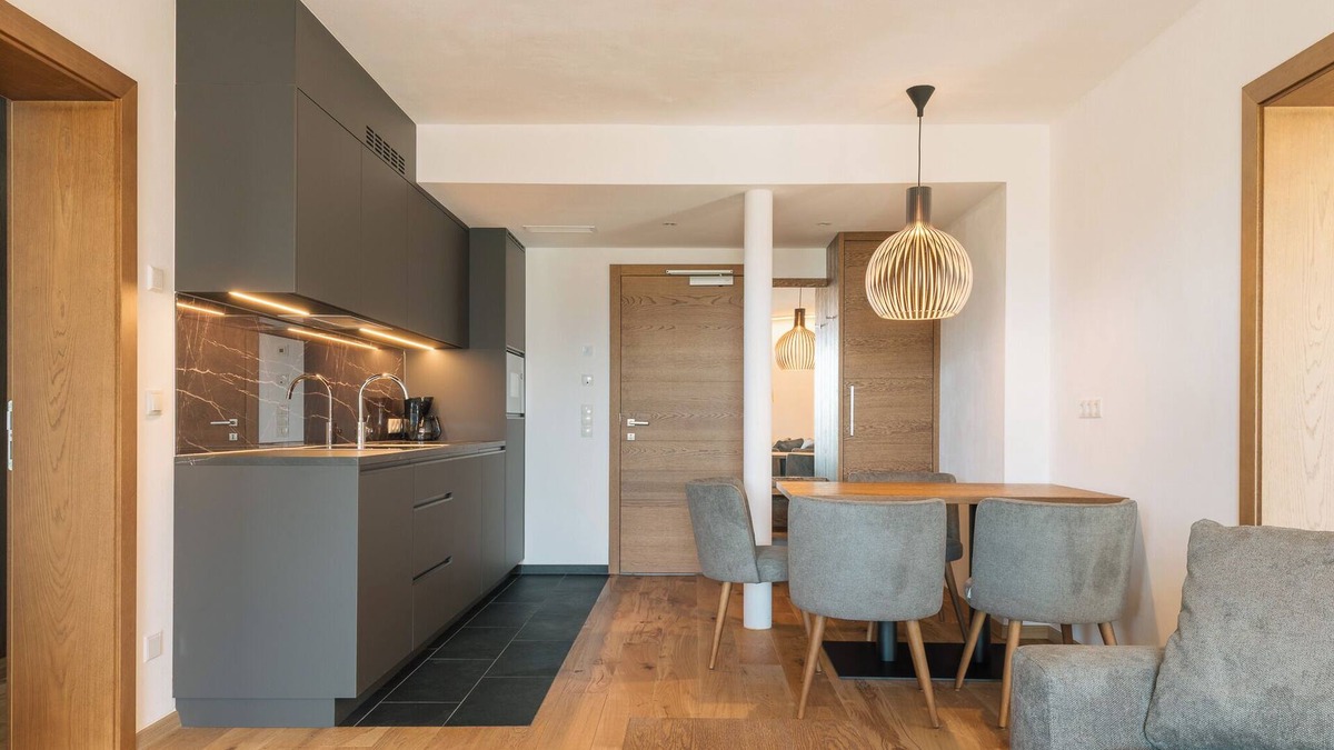 Tirolo Apartment | Apartment with large south-facing terrace, incl. garage parking space