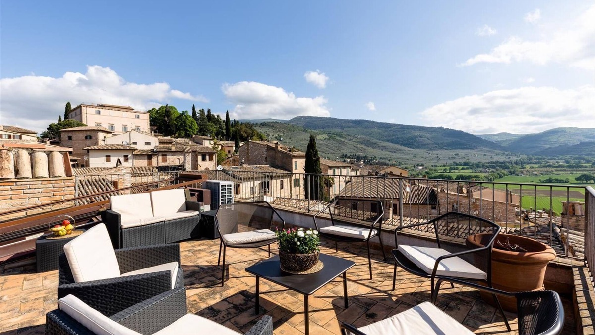 Spello Apartment | APARTMENT WITH LARGE ROOFTOP TERRACE, A/C, lift, free parking. Sleeps up 4