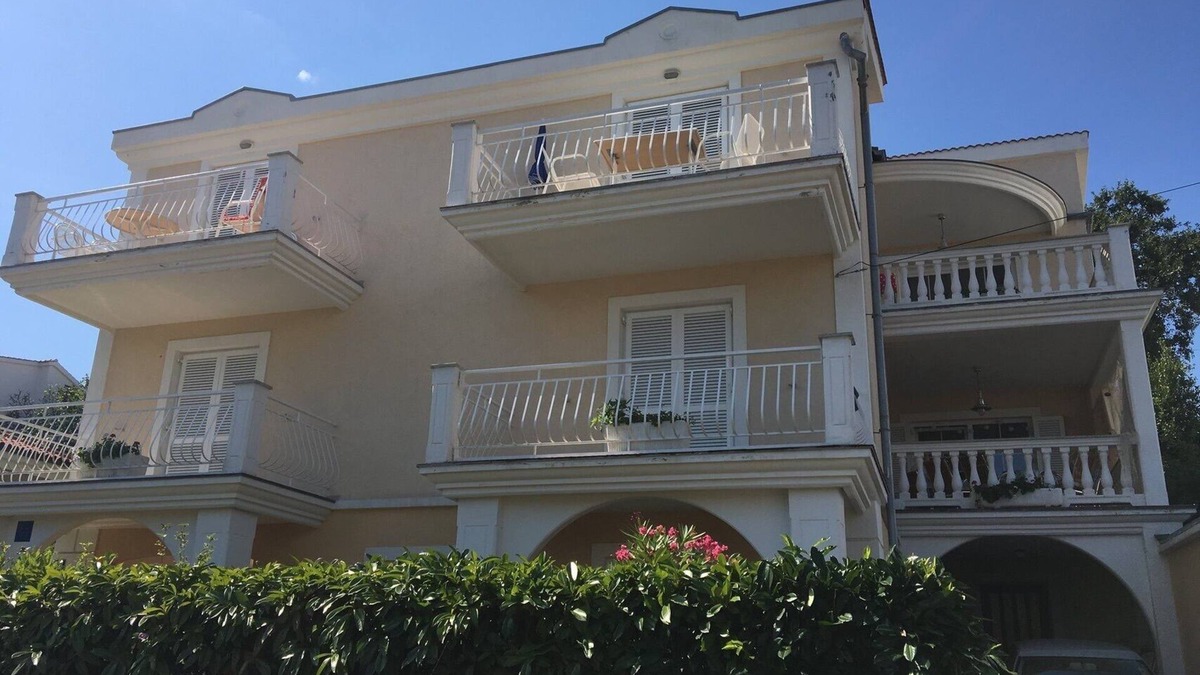 Njivice Apartment | Apartment with loggia and fantastic sea view and close to the beach