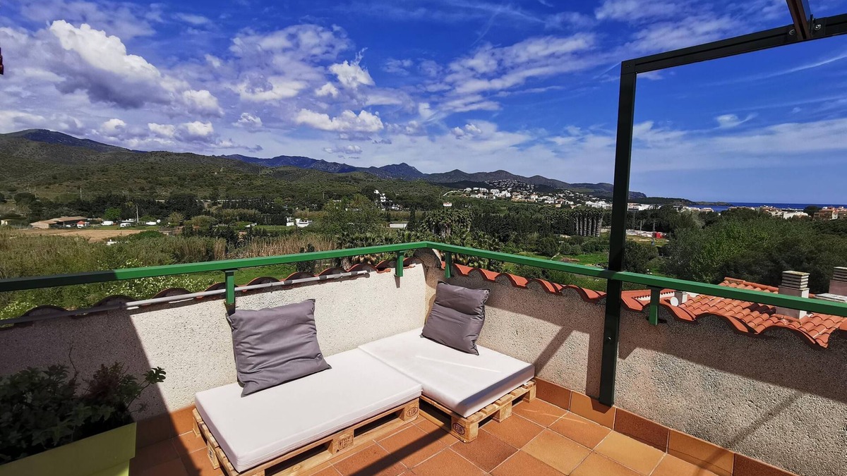 Llanca Apartment | Apartment with panoramic views of Llançà and swimming pool