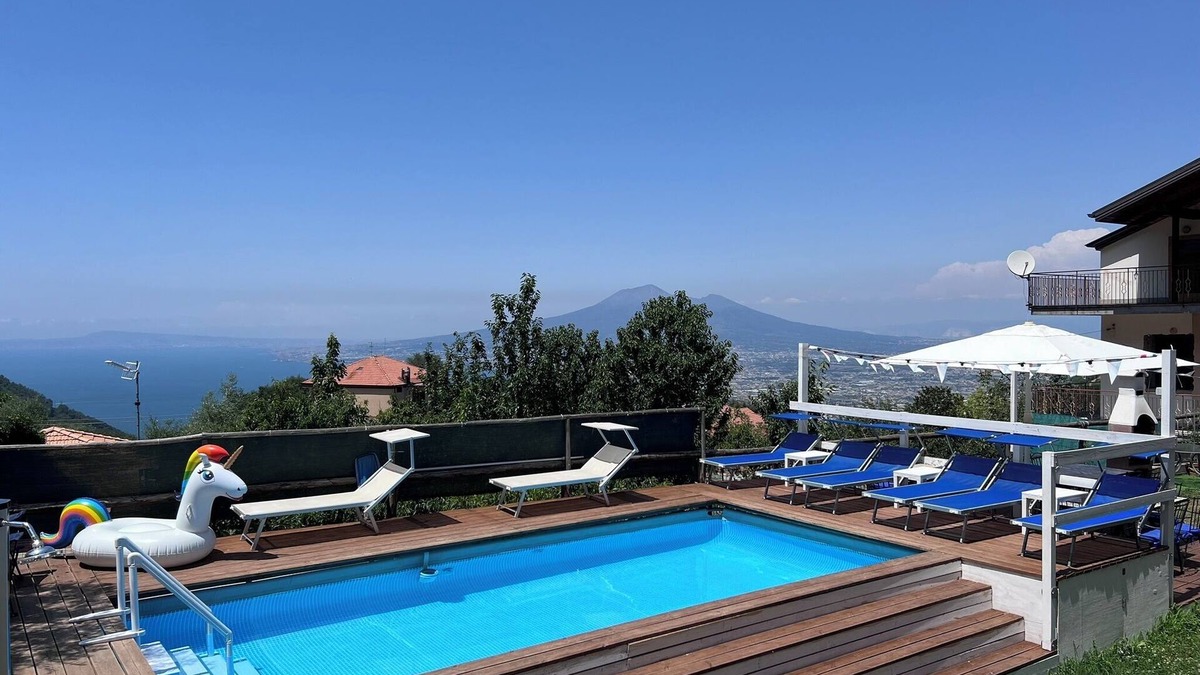 Piazza-Tralia-Pendolo Apartment | Apartment with pool and breathtaking view of the Golfo di Napoli