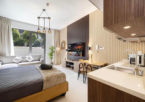 Sharjah Apartment | Apartment With Private Garden - Luxe Gold