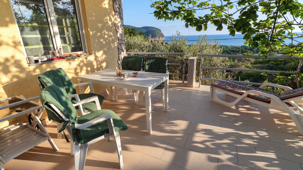 Kaluđerac House | Apartment with sea view and pool - lemon garden