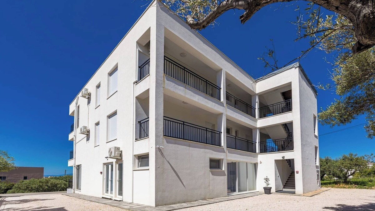 Banjol Apartment | Apartment with shared garden in Banjol