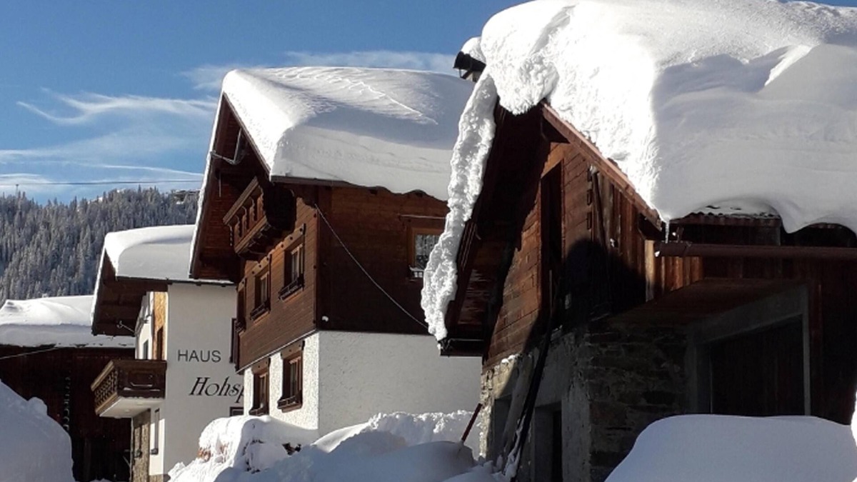 Kappl Apartment | Apartment with ski bus in front of the door