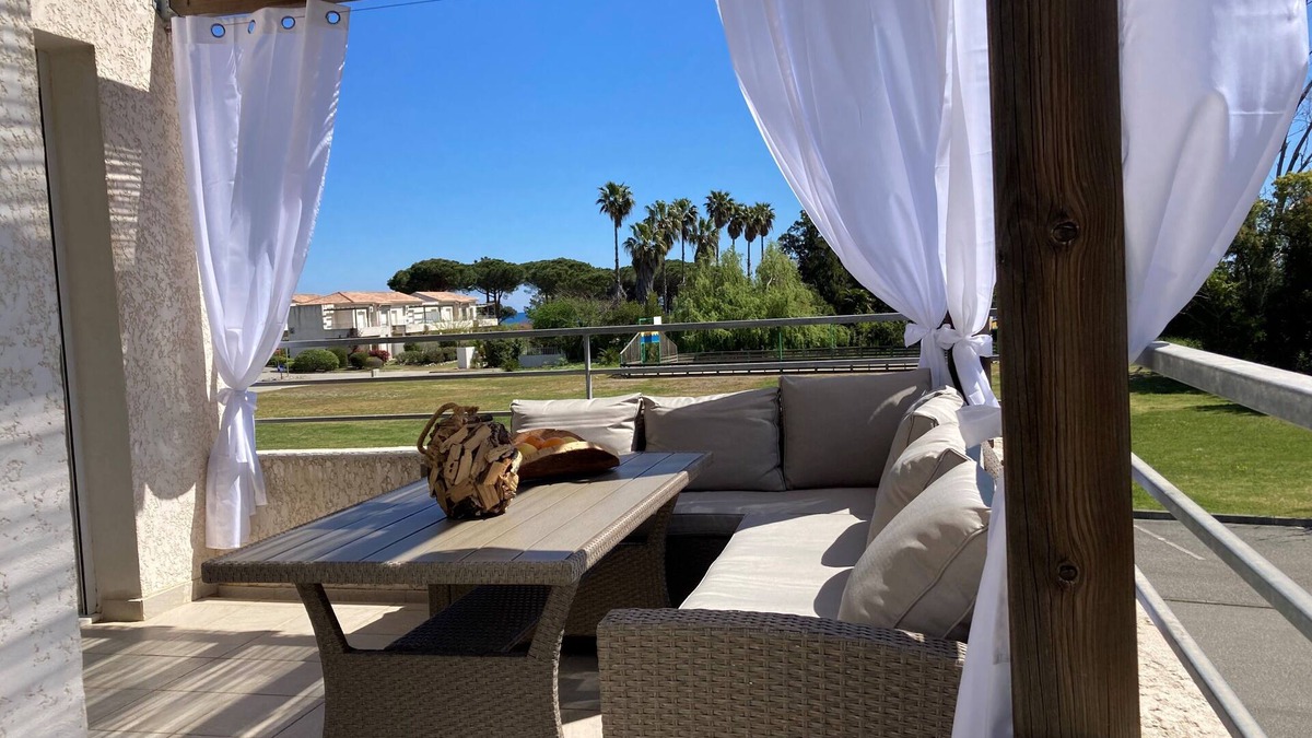 Poggio-Mezzana Apartment | Apartment with terrace and direct access to pool & beach