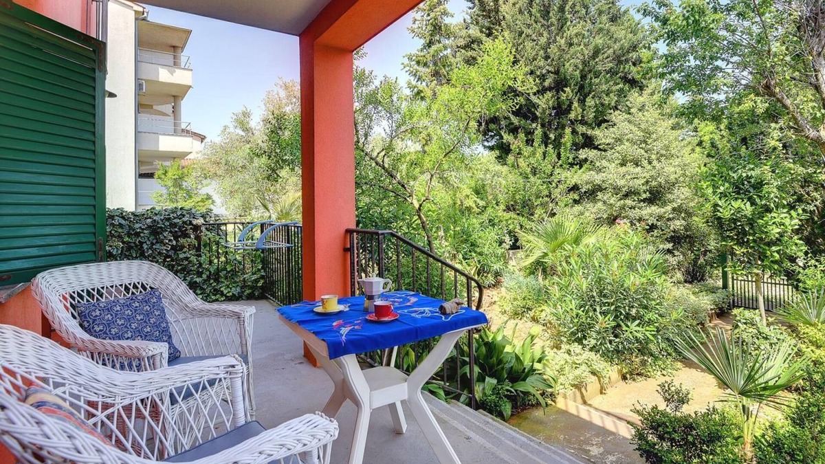 Banjole Apartment | Apartment with three terraces, sunbathing lawn