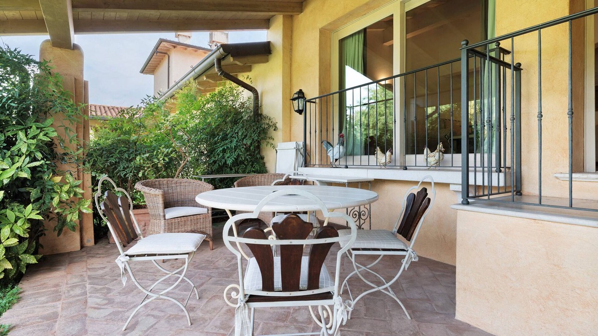 Puegnago del Garda Apartment | Apartment 'Zaffiro' with Shared Pool, Wi-Fi and Air Conditioning