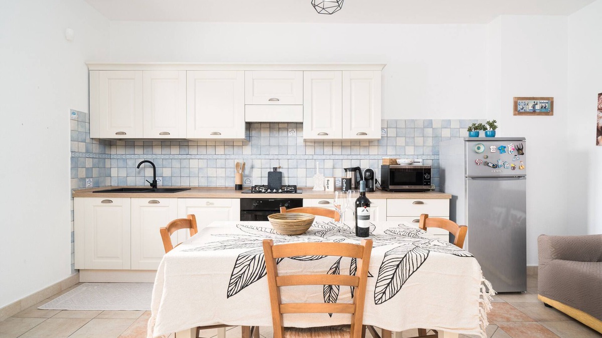 Cala Liberotto Apartment | Apartment 'Ziu Jori' with Private Terrace, Shared Garden and Wi-Fi