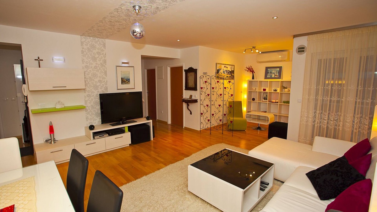 Zelenka Apartment | Apartment Zlatka group fun, 4br 2bth, stroll to beach