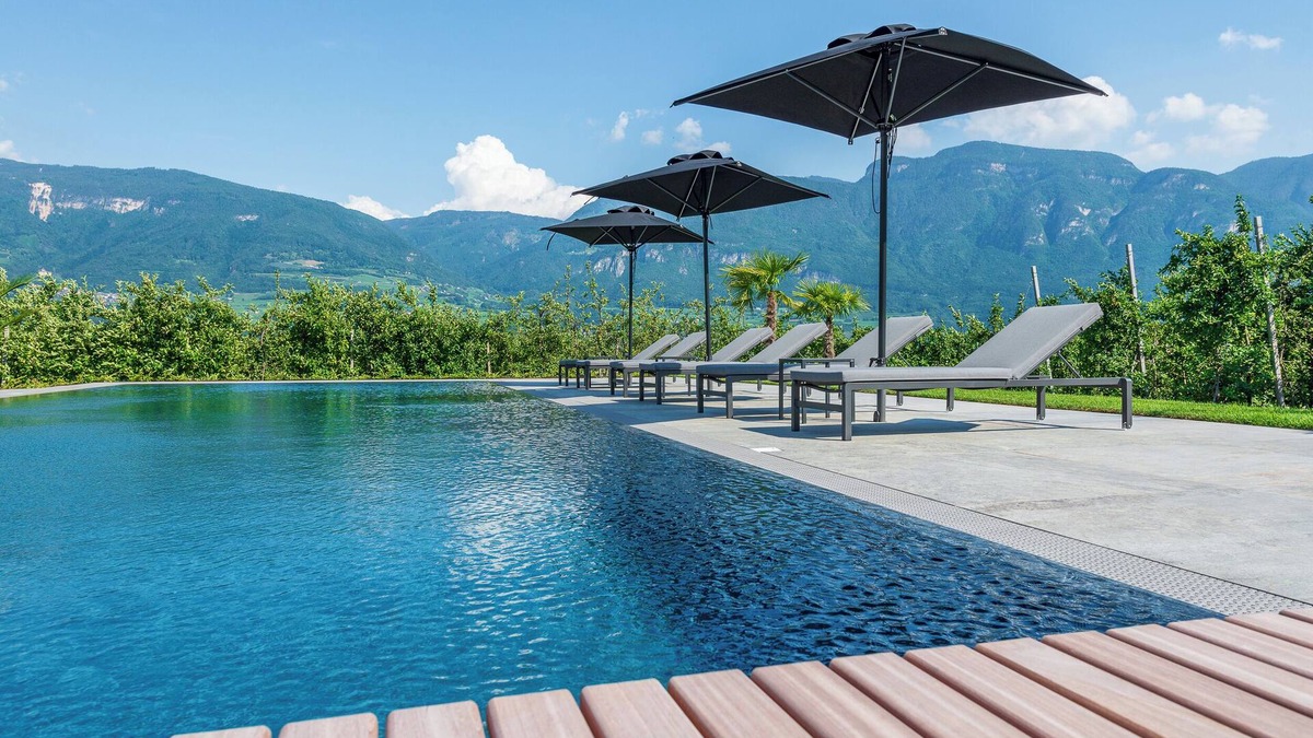 Tramin Apartment | Apartment Zwerger 'Mansarde' with pool and large sunbathing lawn