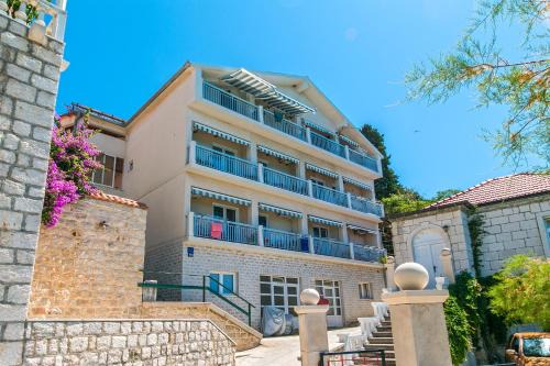 Brist Apartment | Apartments by the sea Brist, Makarska - 15714