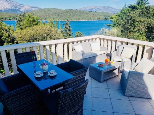 Cove Tri Zala (Zrnovo) Apartment | Apartments Daniela