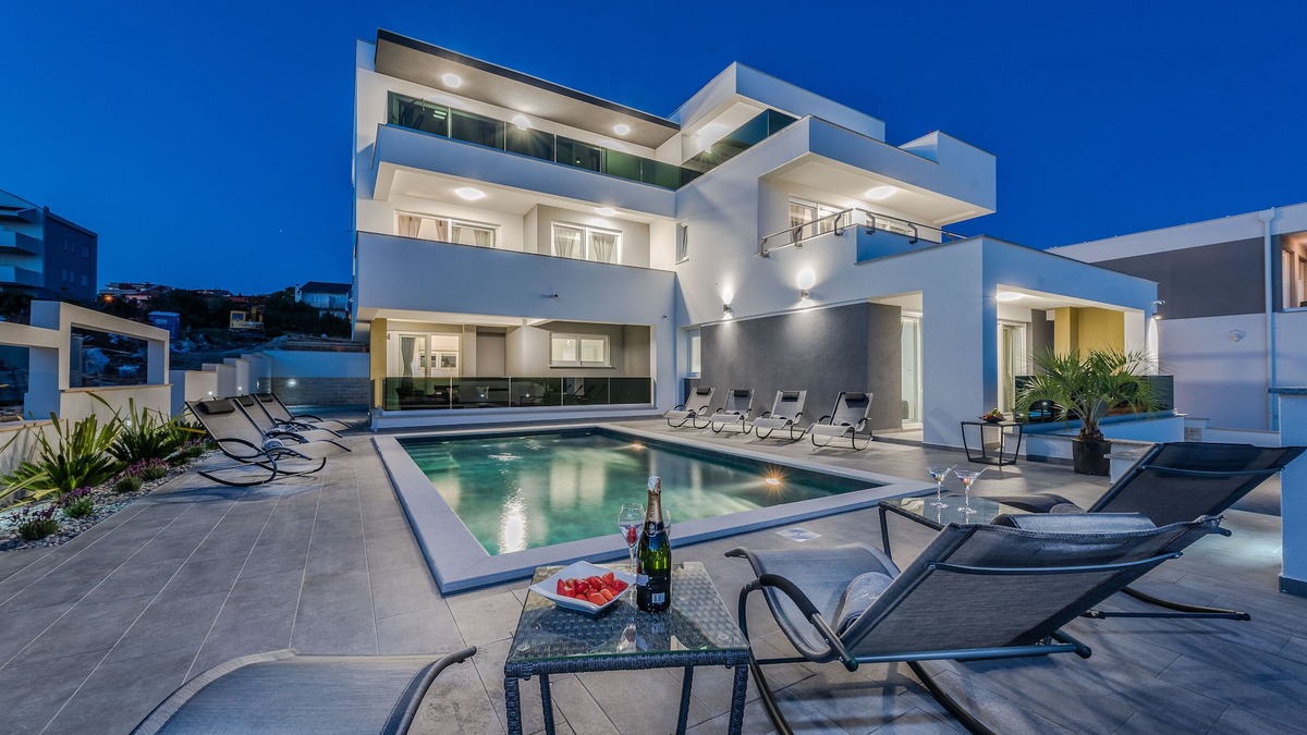 Novalja Apartment | Apartments for 18 with Pool