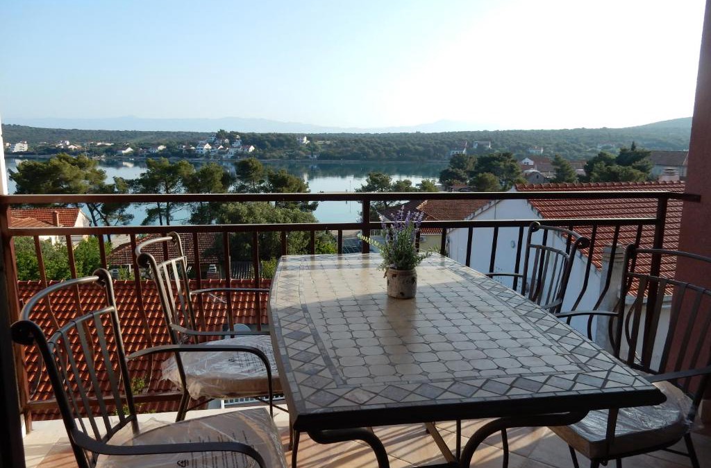 Loviste Apartment | Apartments Indira II