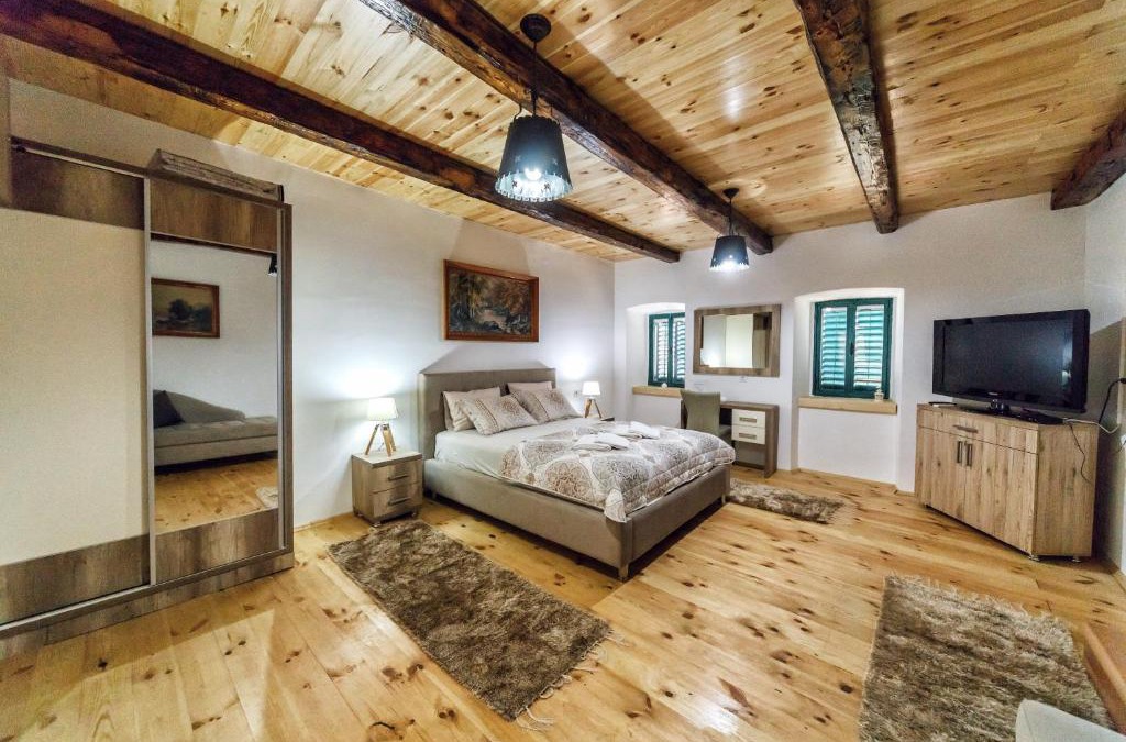 Karuc House | Apartments "Old house Pajovic"