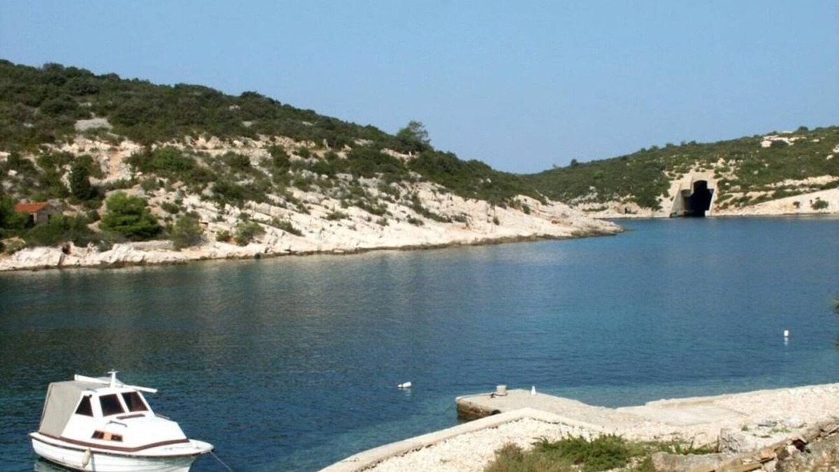 Cove Rogacic Apartment | Apartments Roki (103621-A2) - Vis - island Vis