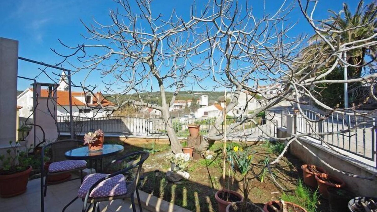 Sumartin Apartment | Apartments Villa Rose - Standard Studio with Sea View and shared Terrace (A2 bijeli)