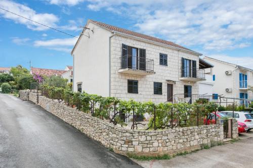 Sutivan Apartment | Apartments with a parking space Sutivan, Brac - 744