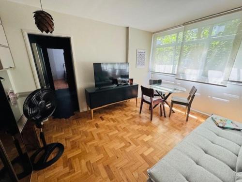 Leblon Apartment | Apezinho 5 minutes from Leblon beach