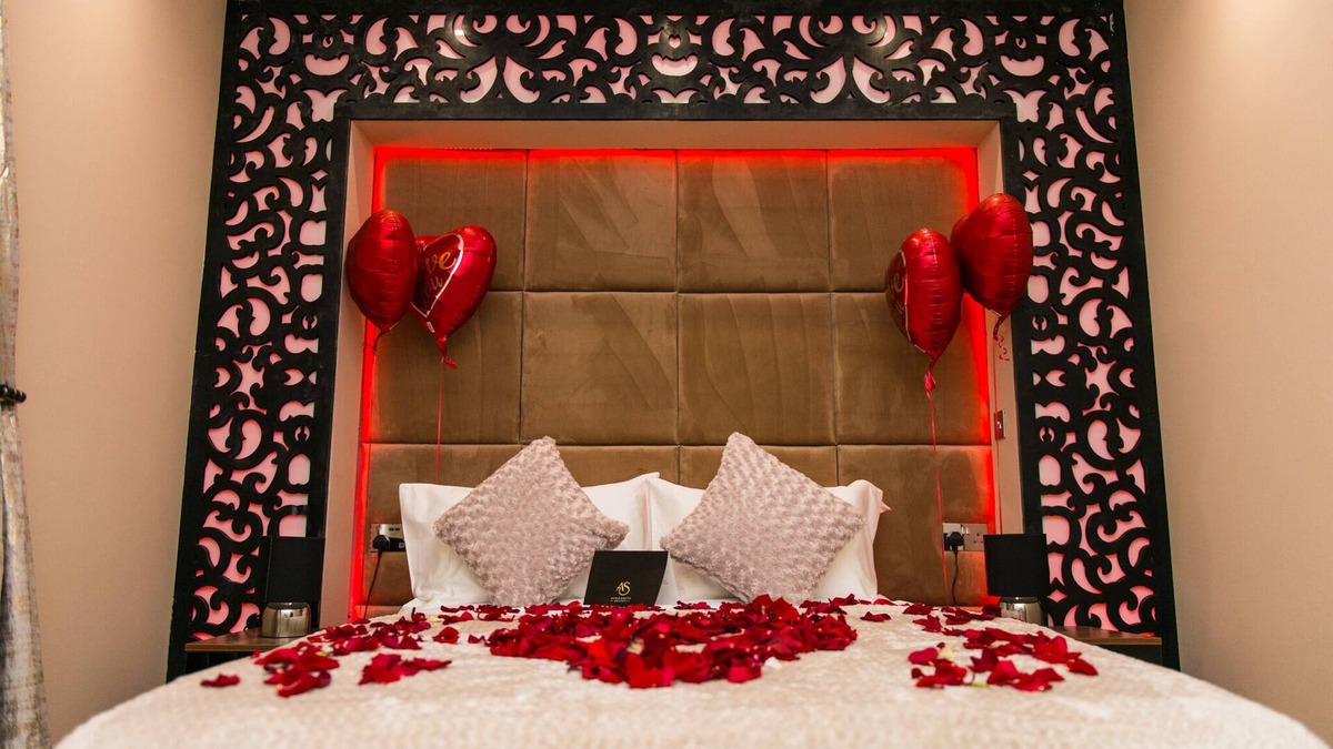 Huddersfield Apartment | Aphrodite Suites Grand Spa Suite JET SPA Apartment
