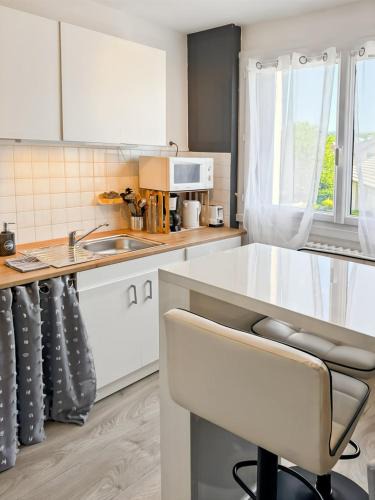 Arpajon-sur-Cere Apartment | App chaleureux aux portes d Aurillac, 4 voyageurs