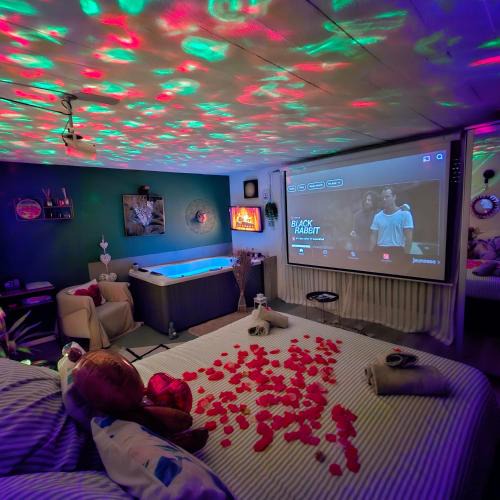 Rocbaron Apartment | App jacuzzi & piscine privée - loveroom - Suite Emeraude