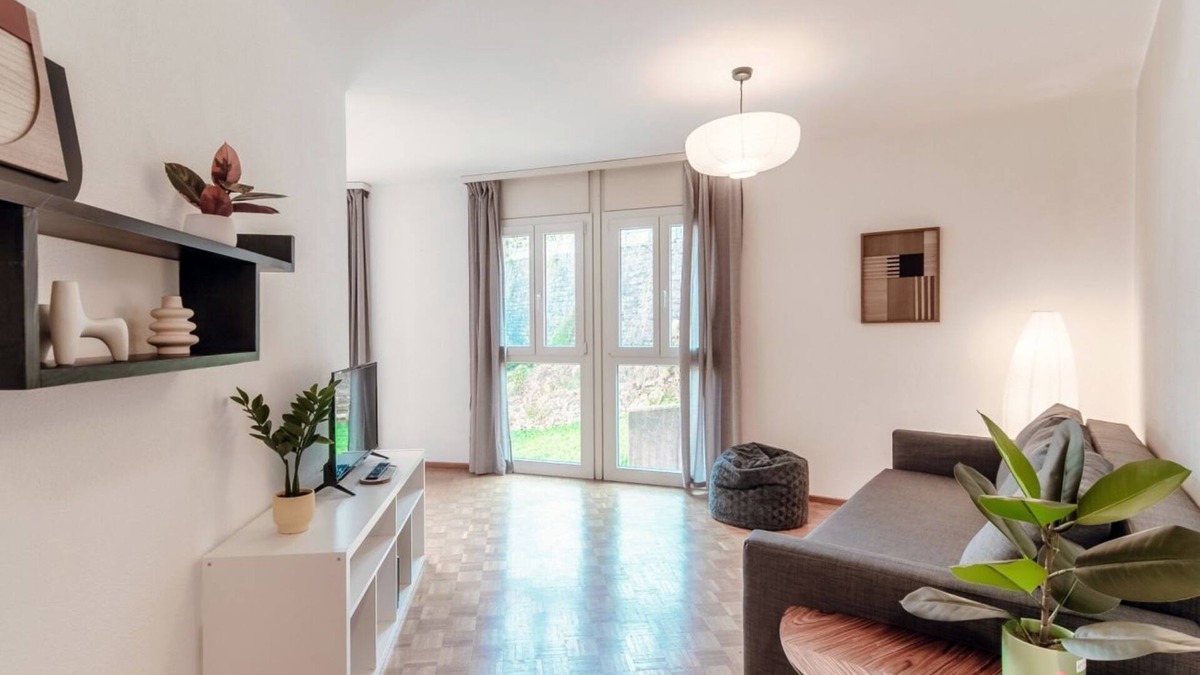 Chiasso Apartment | App. near italian border (Pink Flat 2)