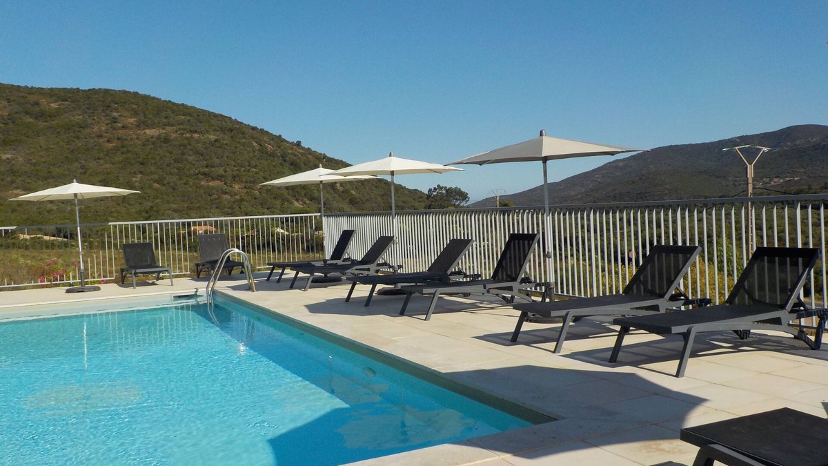 Galeria Apartment | Appart 4 pers piscine chauffée, wifi, 2 chambres, clim, 7 min mer, 1 min rivière