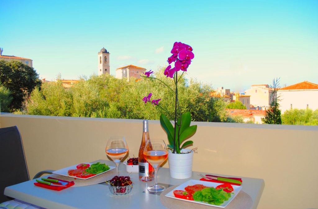 L'Ile-Rousse Apartment | APPART CLIMATISE/TERRASSE A 2 MIN DE LA PLAGE