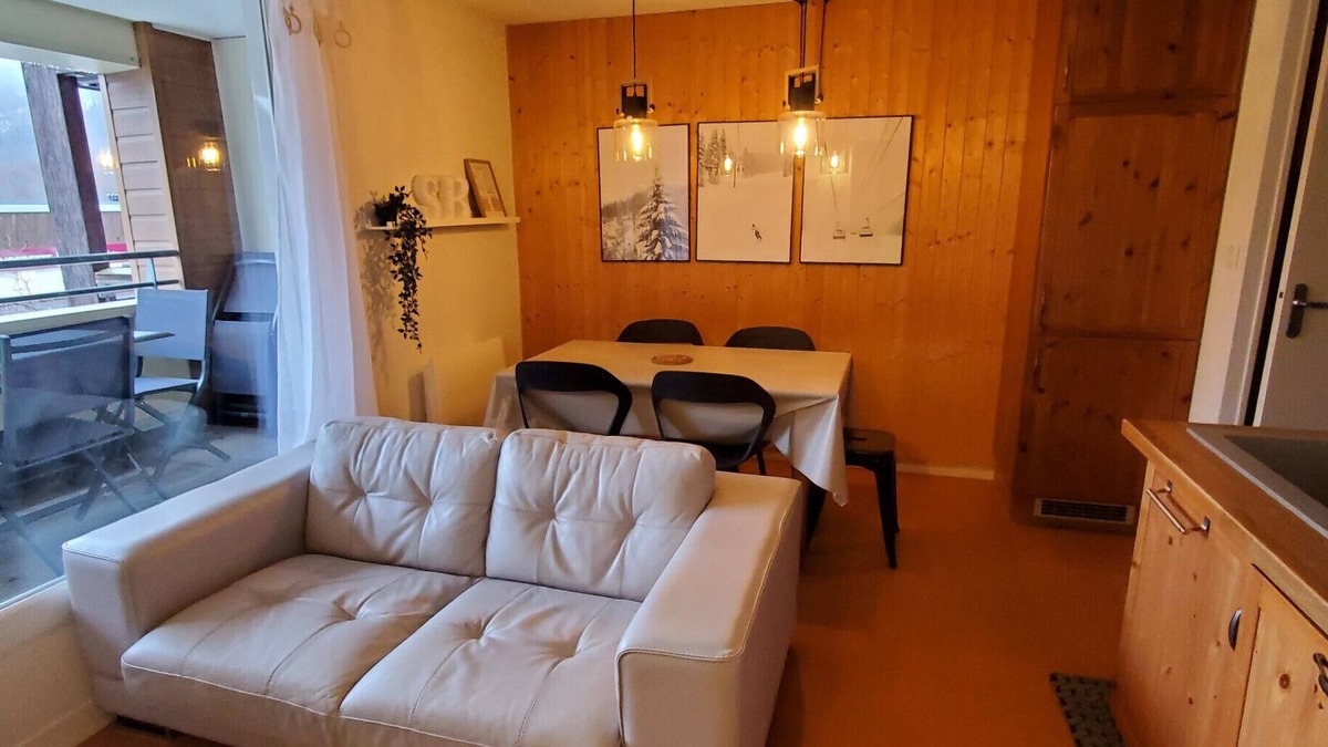 Besse-et-Saint-Anastaise Apartment | Appartement en centre station résidence le Pavin