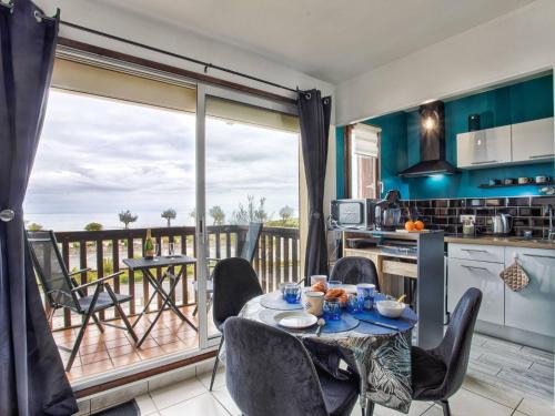 Merville-Franceville-Plage Apartment | Appartement familial proche plage avec balcon et parking à Merville-Franceville-Plage - FR-1-788-3