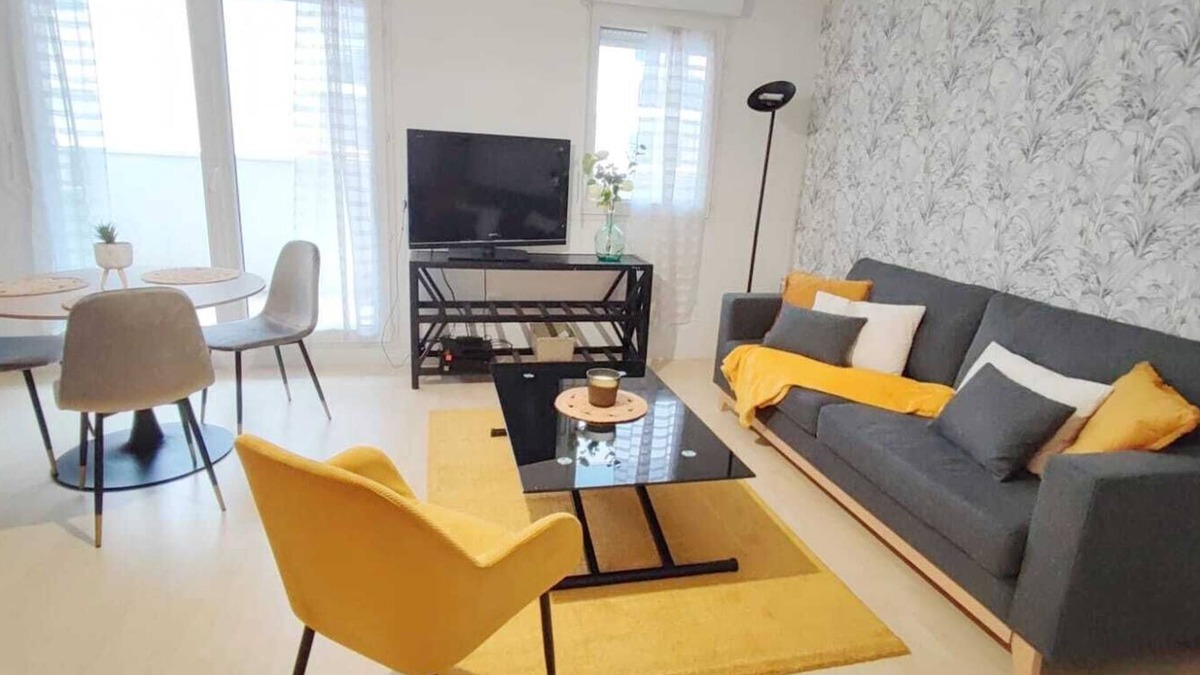 Carrieres-sous-Poissy Apartment | Appart Poissy Relax Wi-Fi Pool by Servallgroup