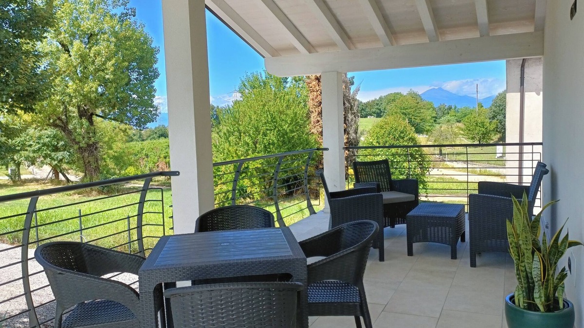 Castelnuovo del Garda Apartment | Appartamento a 5 minuti da Gardaland , nella quiete tra vigneti e olivi.