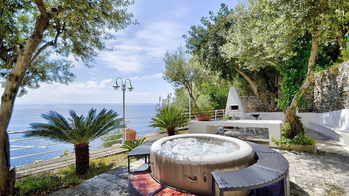 Praiano House | Appartamento Annarosa A: A pleasant and spacious apartment that covers the entire top floor of a villa built on the sloping cliff in front of the sea, with Free WI-FI.