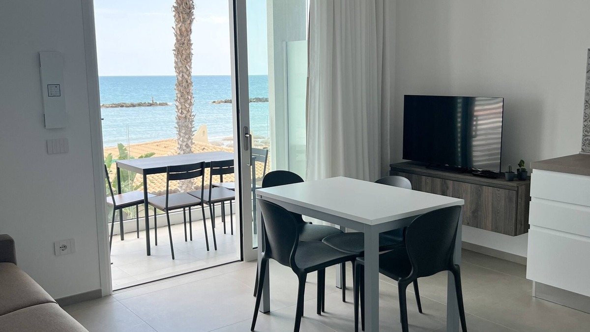 Cupra Marittima Apartment | Appartamento Fronte Mare n5, Ombrellone + due Lettini Inclusi