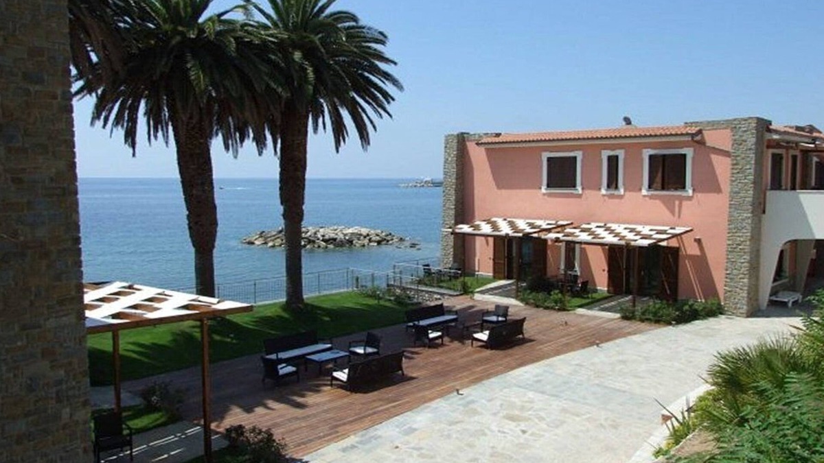 Acciaroli House | Appartamento Torre Caleo L: A charming apartment located right on the beach, with Free WI-FI.